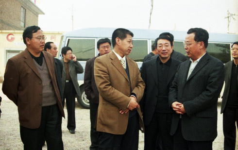 省長孟學(xué)農(nóng)視察金瑞公司風(fēng)電法蘭生產(chǎn)線并與蘭鵬光總經(jīng)理親切交淡