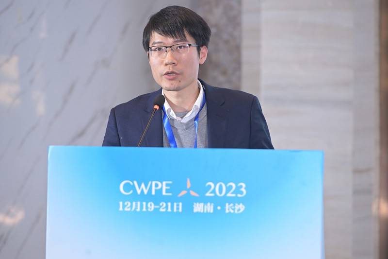 湖南省銀峰新能源有限公司電堆生產(chǎn)部部長劉俊發(fā)表《全釩液流電池支撐新能源發(fā)展》演講