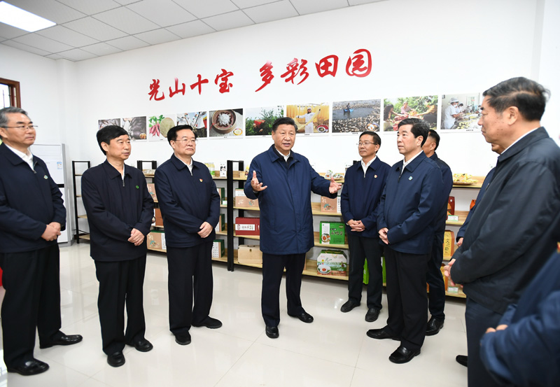 9月16日至18日，中共中央總書(shū)記、國(guó)家主席、中央軍委主席習(xí)近平在河南考察。這是17日上午，習(xí)近平在信陽(yáng)市光山縣文殊鄉(xiāng)東岳村文化接待中心，了解光山縣脫貧工作和中辦在光山縣扶貧工作情況。新華社記者 謝環(huán)馳 攝