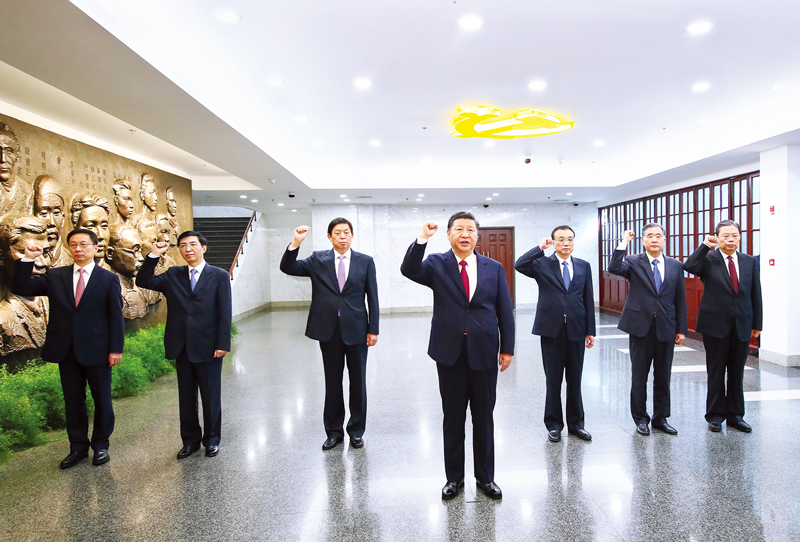 　2017年10月31日，中共中央總書記、國(guó)家主席、中央軍委主席習(xí)近平帶領(lǐng)中共中央政治局常委李克強(qiáng)、栗戰(zhàn)書、汪洋、王滬寧、趙樂(lè)際、韓正，瞻仰上海中共一大會(huì)址和浙江嘉興南湖紅船。這是31日上午，在上海中共一大會(huì)址紀(jì)念館，習(xí)近平帶領(lǐng)其他中共中央政治局常委同志一起重溫入黨誓詞。 新華社記者 蘭紅光/攝