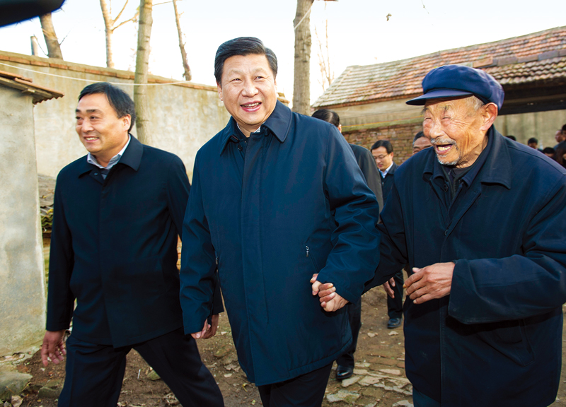 　2013年11月24日至28日，中共中央總書記、國(guó)家主席、中央軍委主席習(xí)近平在山東考察。 這是25日下午，習(xí)近平在地處沂蒙老區(qū)的臨沭縣曹莊鎮(zhèn)朱村親切地拉著83歲的“老支前”王克昌的手去他家看望。 新華社記者 謝環(huán)馳/攝