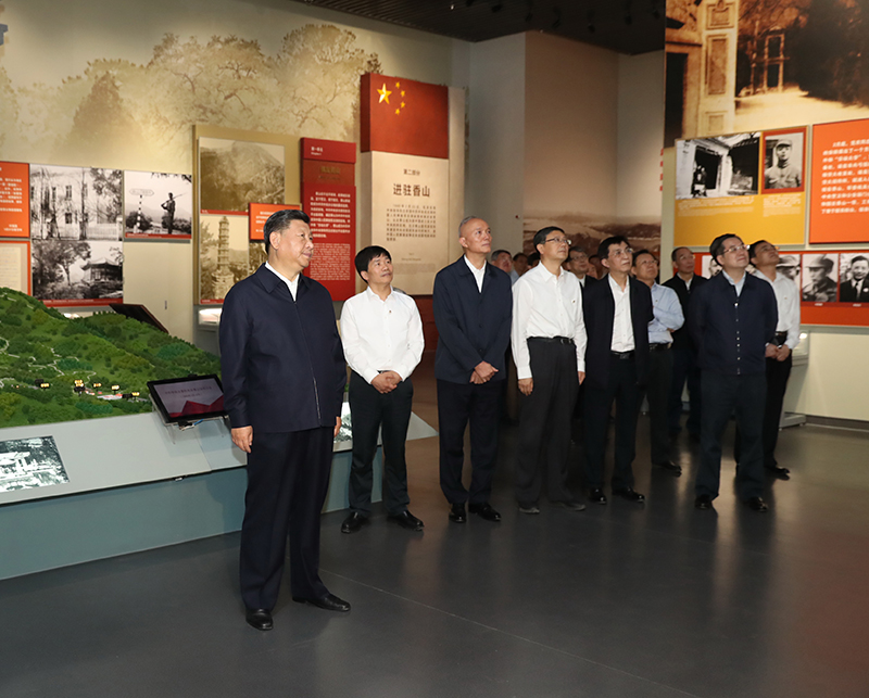 9月12日，中共中央總書記、國家主席、中央軍委主席習(xí)近平視察中共中央北京香山革命紀(jì)念地。這是習(xí)近平在香山革命紀(jì)念館參觀《為新中國奠基》主題展覽。