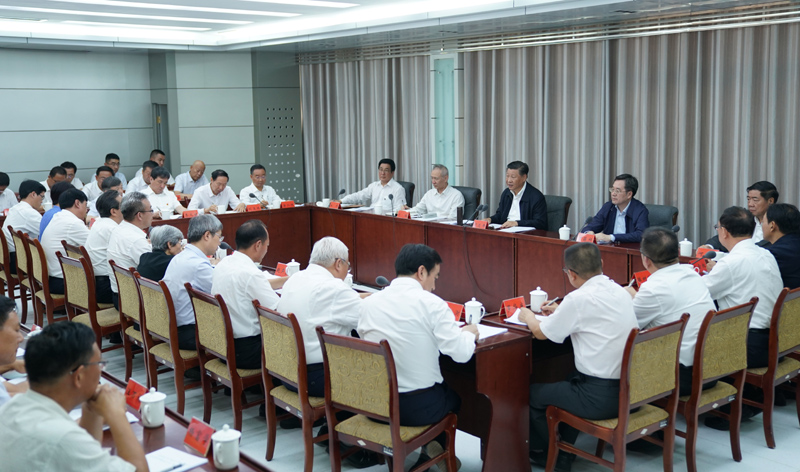 8月19日至22日，中共中央總書記、國家主席、中央軍委主席習(xí)近平在甘肅考察。這是19日下午，習(xí)近平在敦煌研究院同有關(guān)專家、學(xué)者和文化單位代表座談并發(fā)表重要講話。