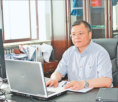 2010年6月1日，黃大年在辦公室內(nèi)工作（資料照片）。